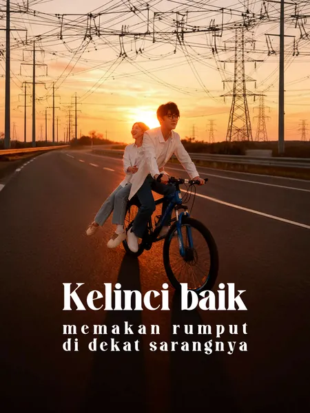 Kelinci baik memakan rumput di dekat sarangnya