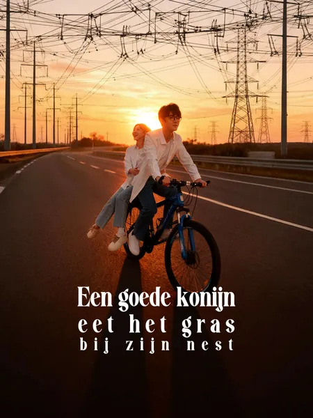 Een goede konijn eet het gras bij zijn nest